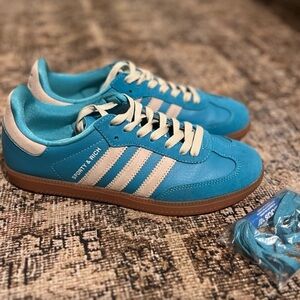 MUST GO Wmns 8.5 Adidas x Sporty & Rich Sambas